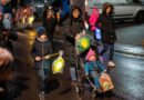 Sankt-Martin-Feier in Rönsahl: Bunte Laternen trotzen dem November-Regen