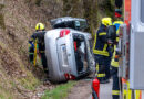 Autofahrer nach merkwürdigem Unfall von Feuerwehr befreit