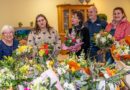 Senioren mit Blumensträußen beschenkt