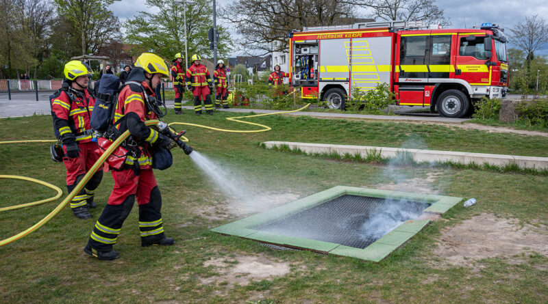 Trampolin an Gesamtschule brennt