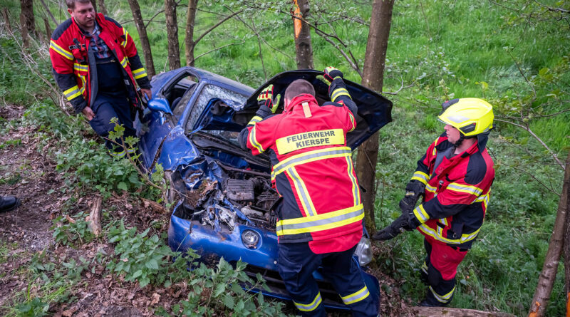 Mit Sportcoupe überschlagen — Fahrer unklar