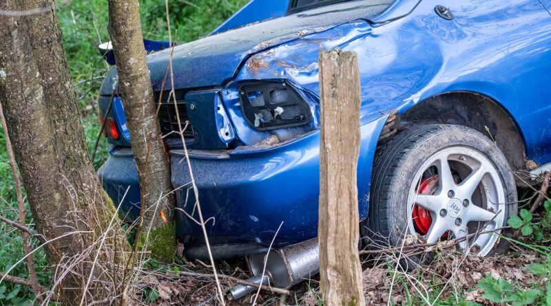 Unfall nach Spritztour unter Alkohol — Auto ohne Zulassung