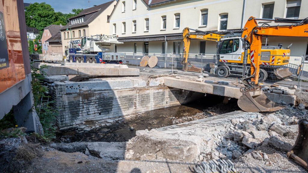 Schwere Baustellengeräte beim Abriss der Brücke über der Volme