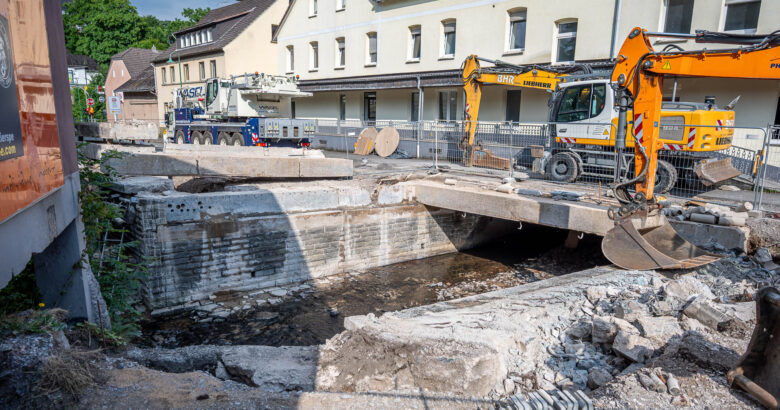 Schwere Baustellengeräte beim Abriss der Brücke über der Volme