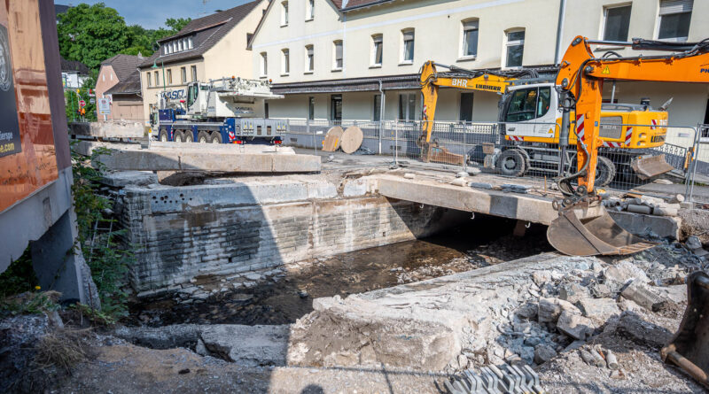 Schwere Baustellengeräte beim Abriss der Brücke über der Volme