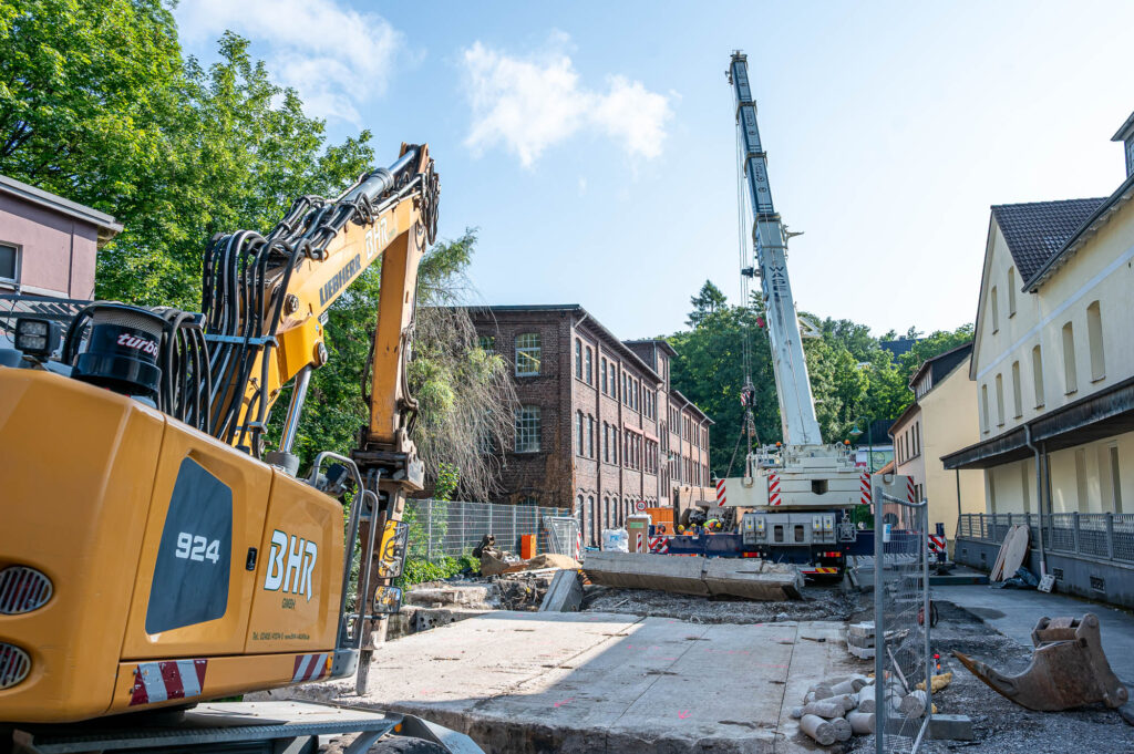 Großer Autokran verlädt schwere Betonelemente