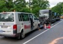 Schulbus auf B236 frontal mit LKW kollidiert