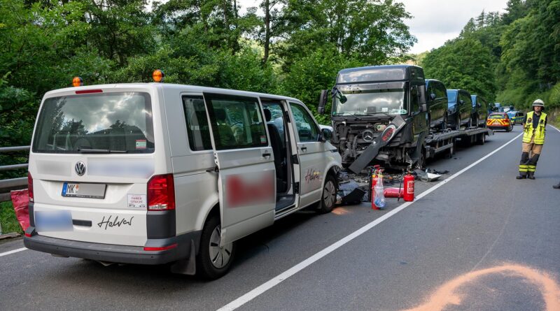 Schulbus auf B236 frontal mit LKW kollidiert